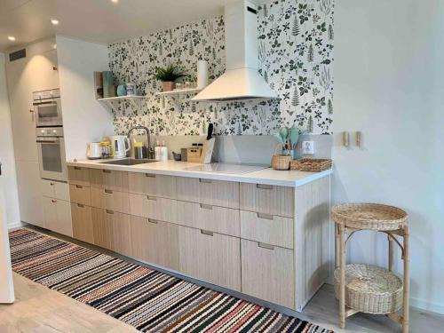Storlinge Apartment | Nybyggt boende nära hav och natur.