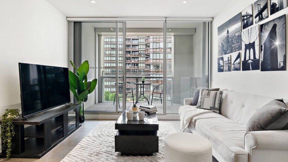 Docklands Apartment | NYC-Style Docklands | Luxe 2BR w/Pool, Gym & Views