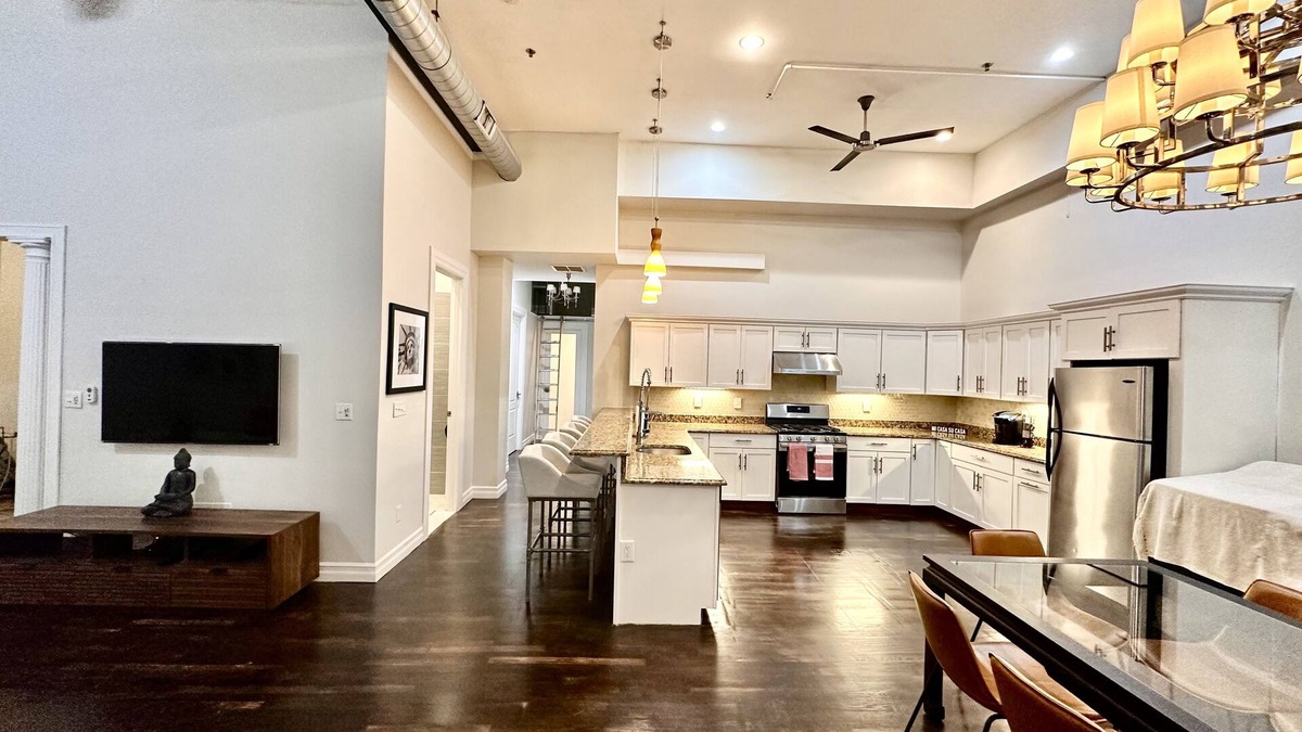 North Bergen Apartment | NYC style loft apartment 10 min to Times Sq. 2 Parking space avail!