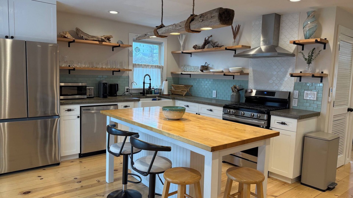 Highlands House | NYC to Zen - Spa Bungalow w/Hot Tub, Gym - Walk to the Beach + Ferry Access