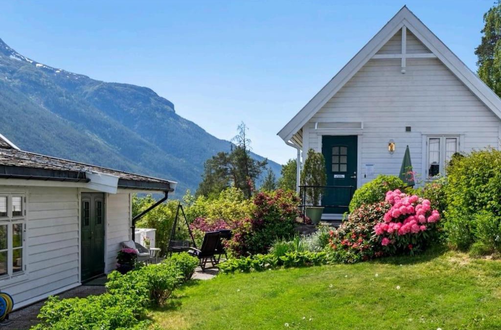 Kaupanger House | Nydelig lite hus med egen vedfyrt baksteovn.