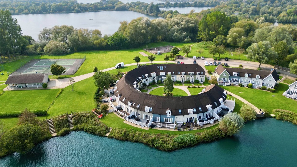 South Cerney House | Nyhavn Lakeside Cottage set on Isis Lake in the Cotswold Lakes - Pet Friendly