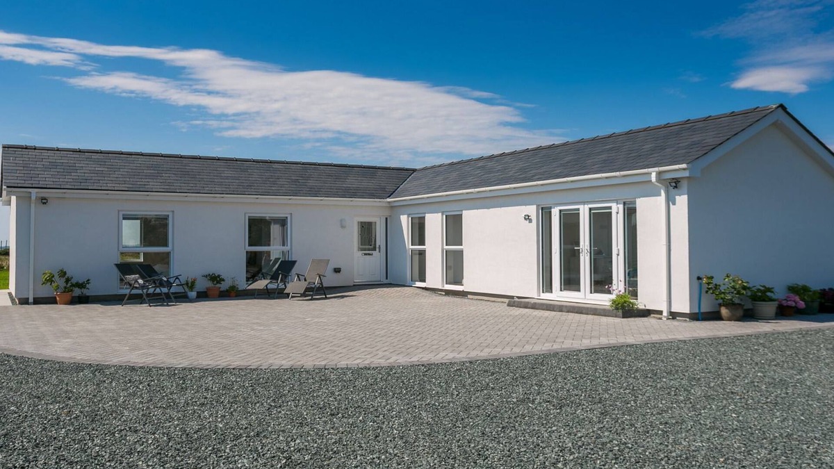 Ty Croes Cottage | Nyth y Gwdihw - a ground floor bedroom that sleeps 5 guests in 3 bedrooms