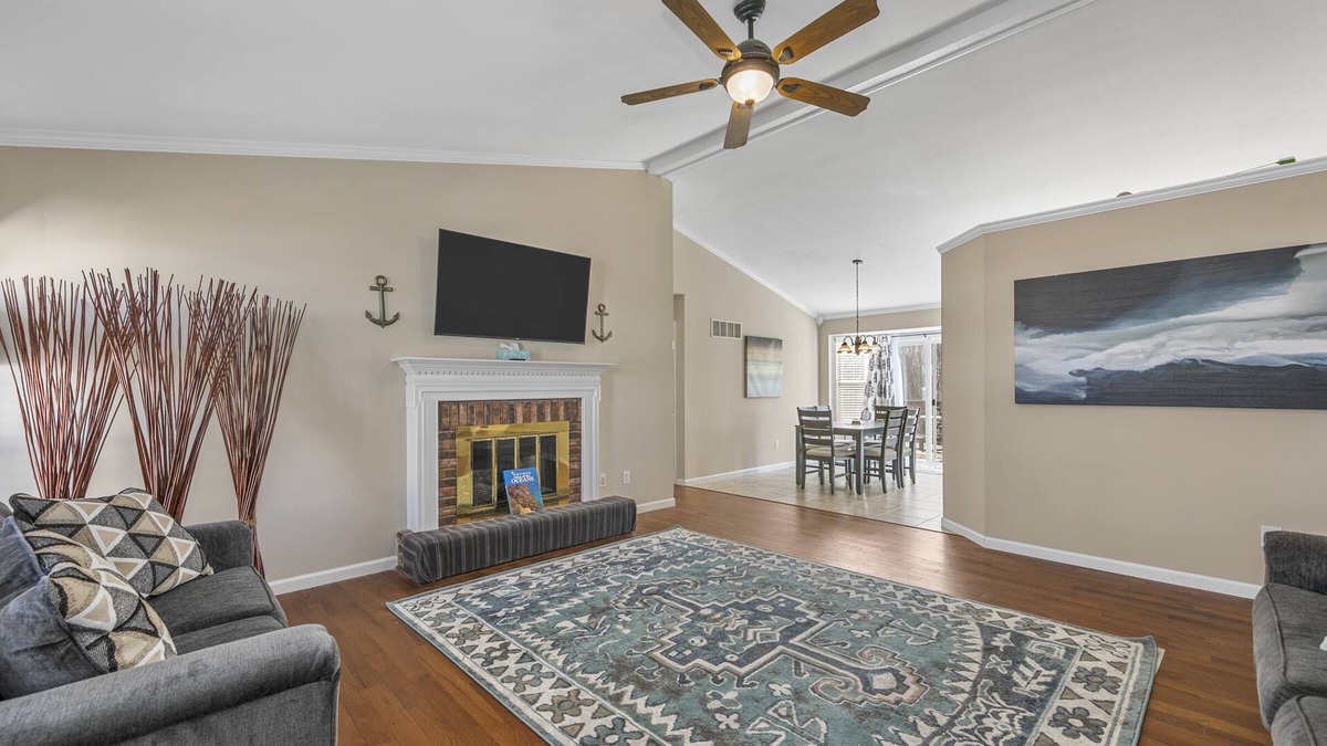 O'Fallon House | O'Fallon Edge Oasis- 4bd/3bt, Wooded Backyard, Office, Great Family Getaway