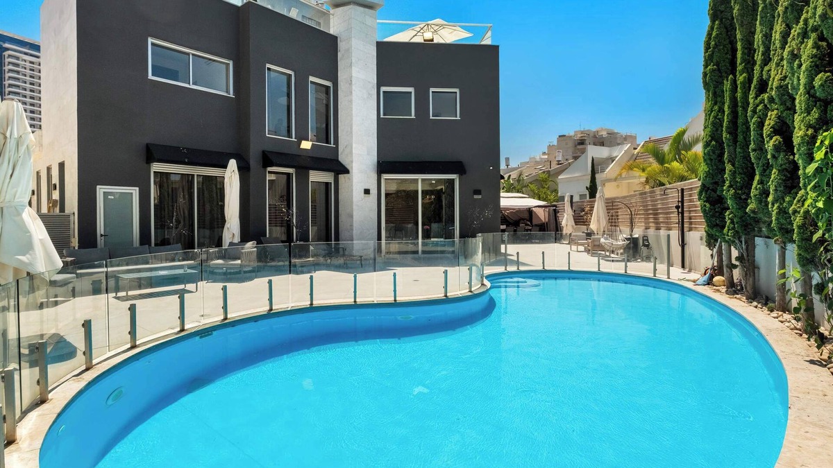 Rishon LeTsiyon Villa | O&O Group - Luxury Sea Front Villa Amazing Pool