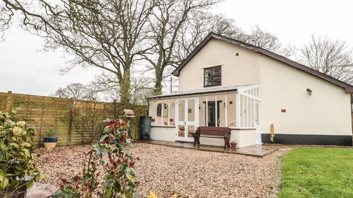 Cullompton Cottage | OAK BARN, pet friendly, character holiday cottage in Kentisbeare