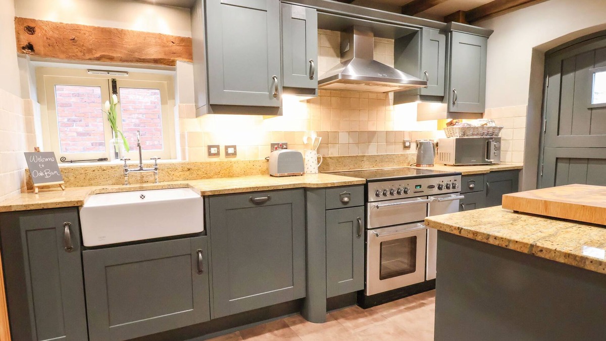 Sandbach House | OAK BARN, pet friendly, character holiday cottage in Sandbach