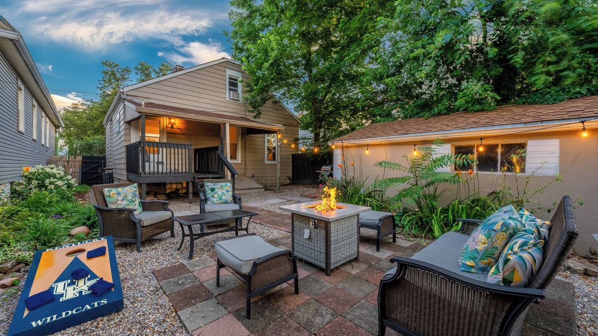 Shelby Park House | "Oak & Barrel" #1 LOCATION in Louisville. Bourbon & Derby theme. Firepit.