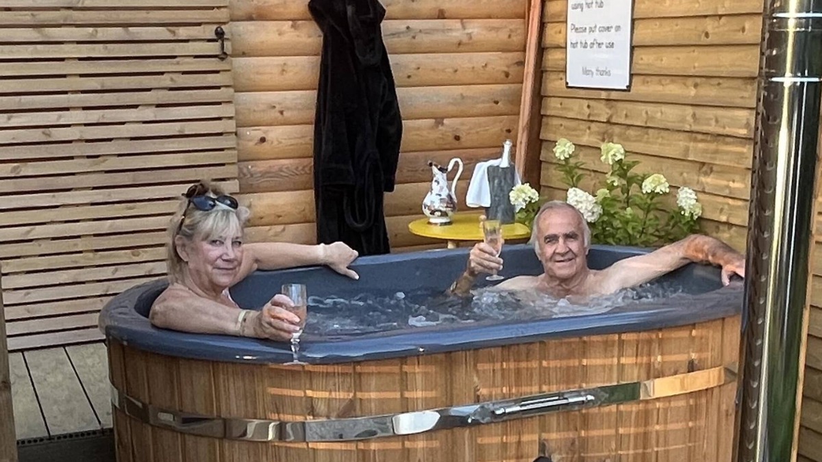 Storwood Cabin | Oak Boutique Lodge includes hot tub, air con & dog