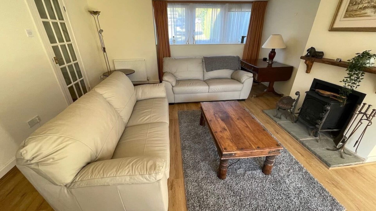 Dronfield Cottage | Oak Cottage, a luxury cottage 4 bed cosy sleeps 8, dogs very welcome