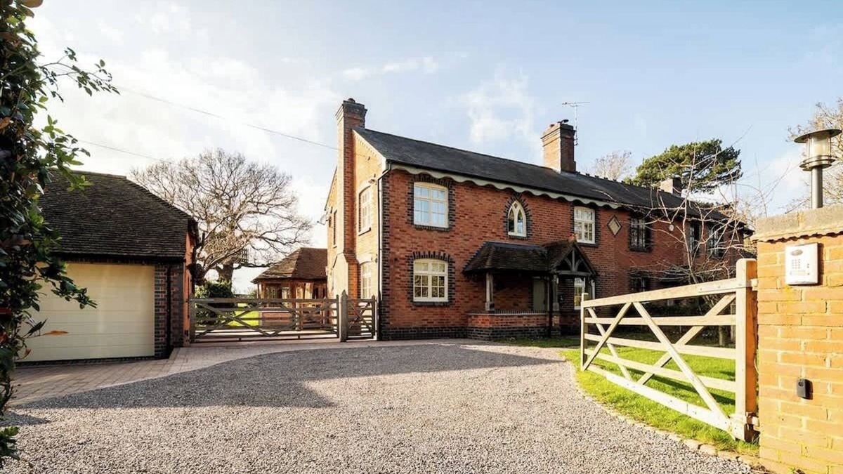 Knowle Sands House | Oak Cottage, Games Room, Dog Friendly Sleep 16 NEC