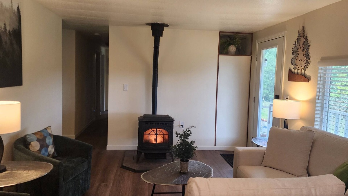 Dallas House | Oak Creek Acres 3-bedroom house on 12 acres just outside of Dallas Oregon
