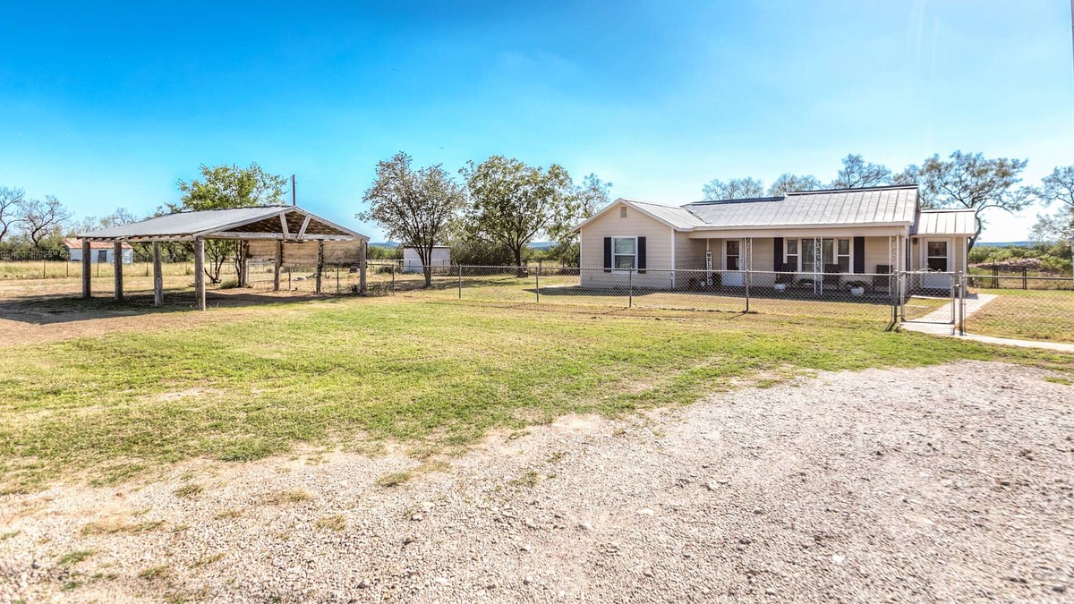 Maryneal House | Oak Creek Getaway- 2 minutes to Oak Creek Lake in Blackwell, Texas!