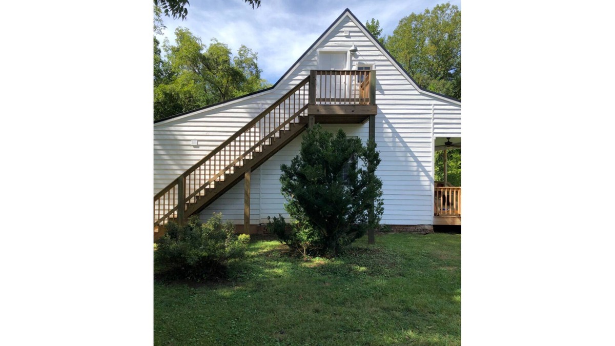 Alton Bed & Breakfast | Oak Grove B&B Treehouse Queen Bed 2 Porches-Pet Friendly