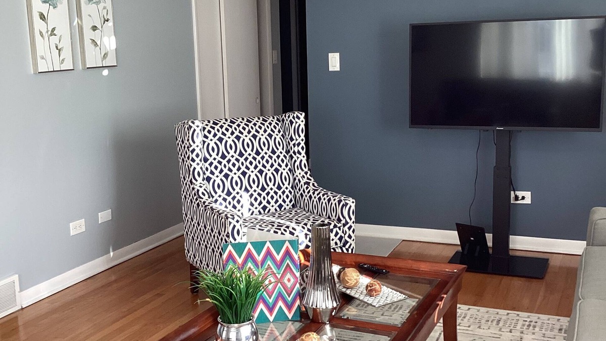 Oak Lawn Condo | Oak Lawn big 2nd floor Condo for 8 ppl 3 bedroom 2 bath Sofa bed Garage Parking.