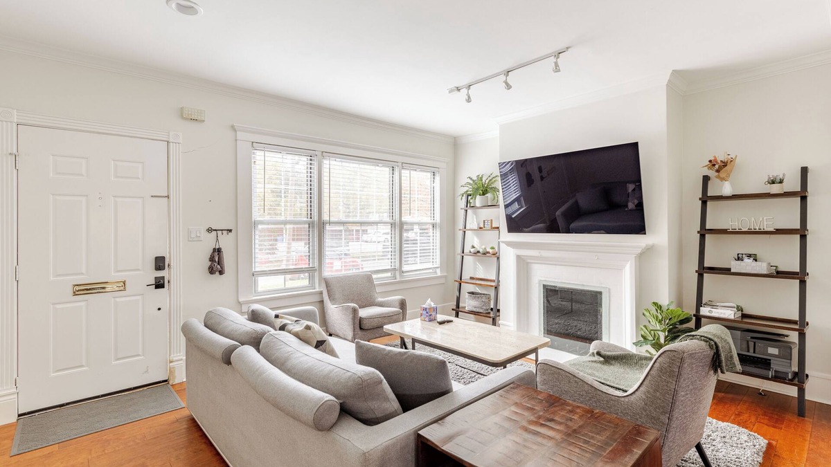 Oak Lawn House | Oak Lawn House Private Backyard WFH Setups