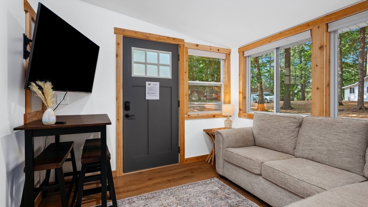 Mayfield Cottage | Oak Leaf Cottage on Arbutus Lake