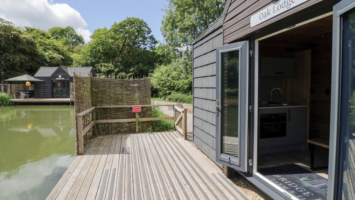 Middleton Cheney Cottage | OAK LODGE AT BRIDGE LAKE FARM & FISHERY, romantic in Chacombe