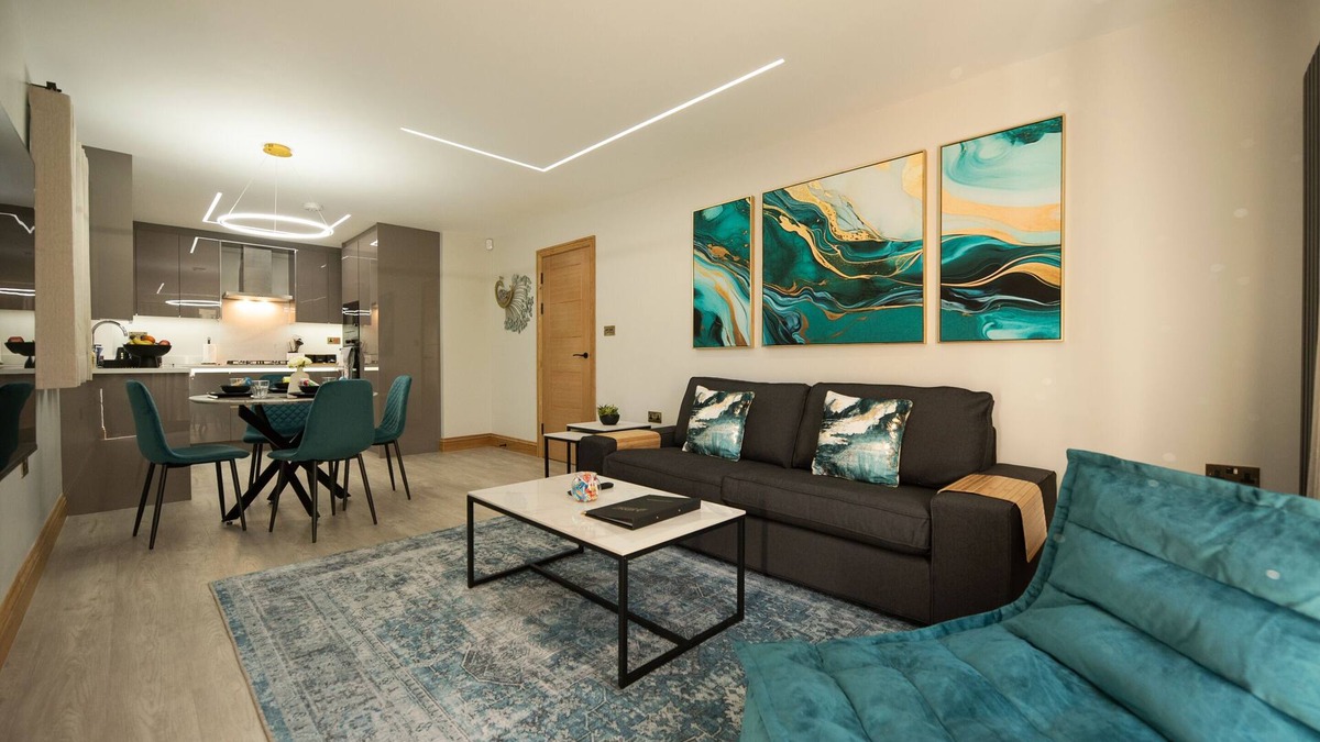 Reading Apartment | Oak Lodge - Deluxe 2-Bed, 2-Bath with Garden View