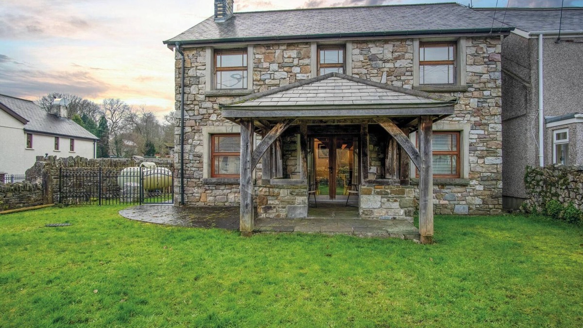 Pen-y-cae House | Oak Lodge - Hot Tub - Pen Y Cae Inn