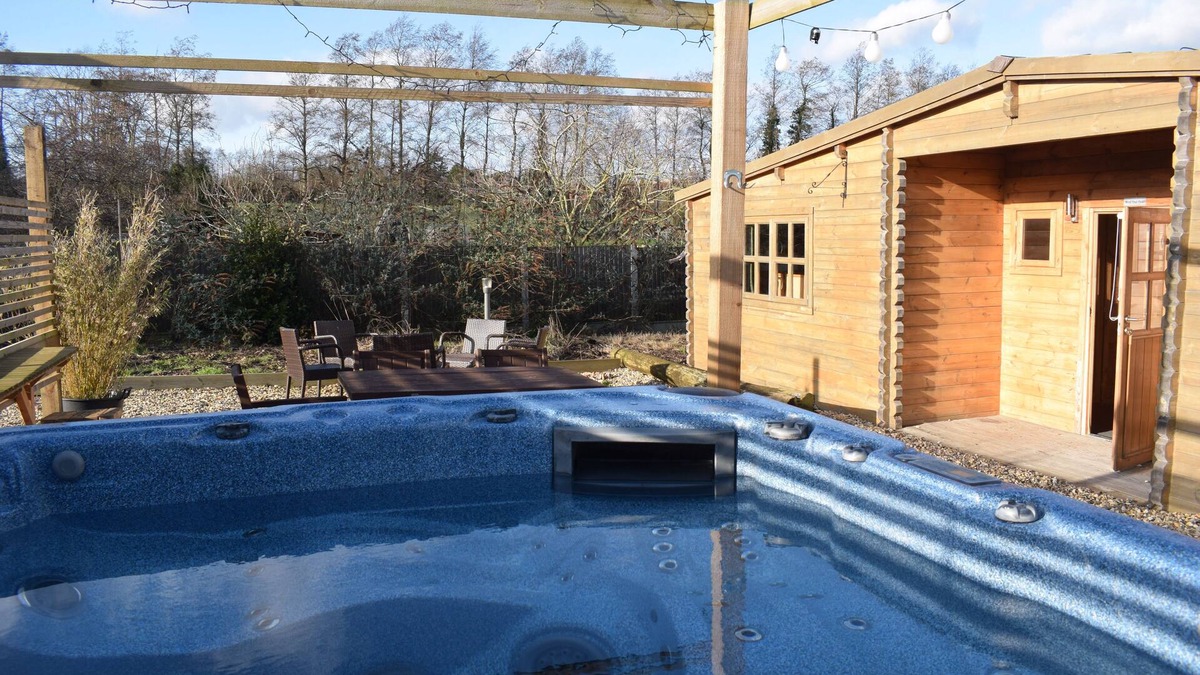 Littlebourne Cabin | 'Oak Lodge' Littlebourne, Canterbury (hot tub)