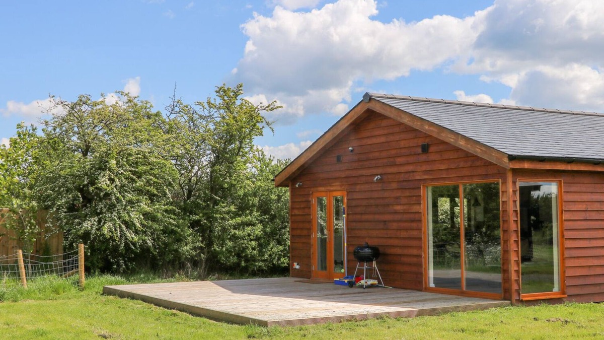 Sheriff Hutton Cottage | OAK LODGE, pet friendly, with a garden in Sheriff Hutton