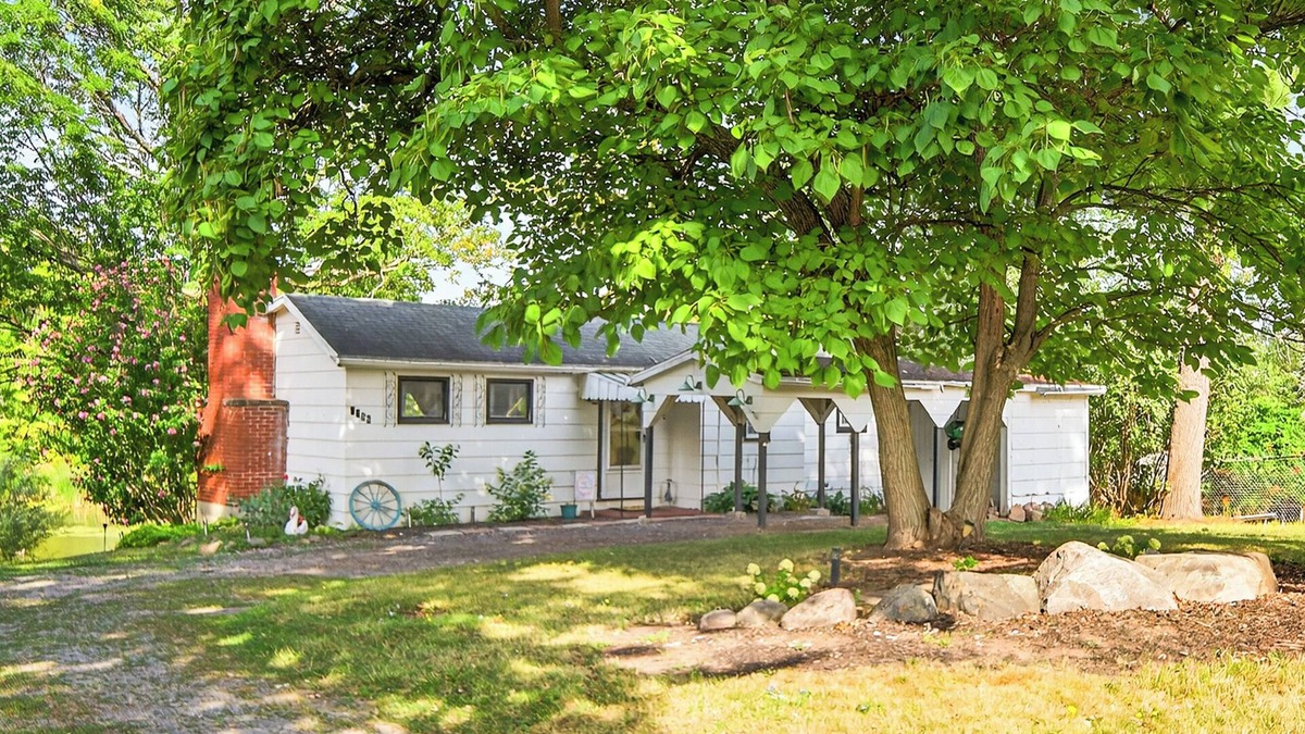 Waterport Cottage | Oak Orchard Creek Cottage Close to Lakes and Nature & Major Cities