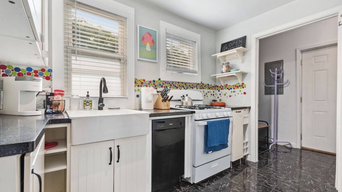 Oak Park House | Oak Park IL · Charming Retro 2BR Cottage/Train/Laundry/FREE PKG