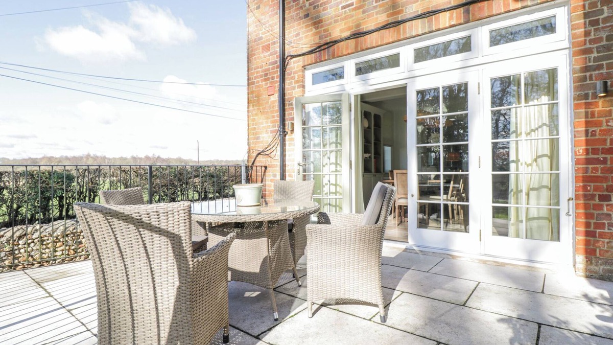 Elcot Cottage | OAK, pet friendly, with pool in Kintbury