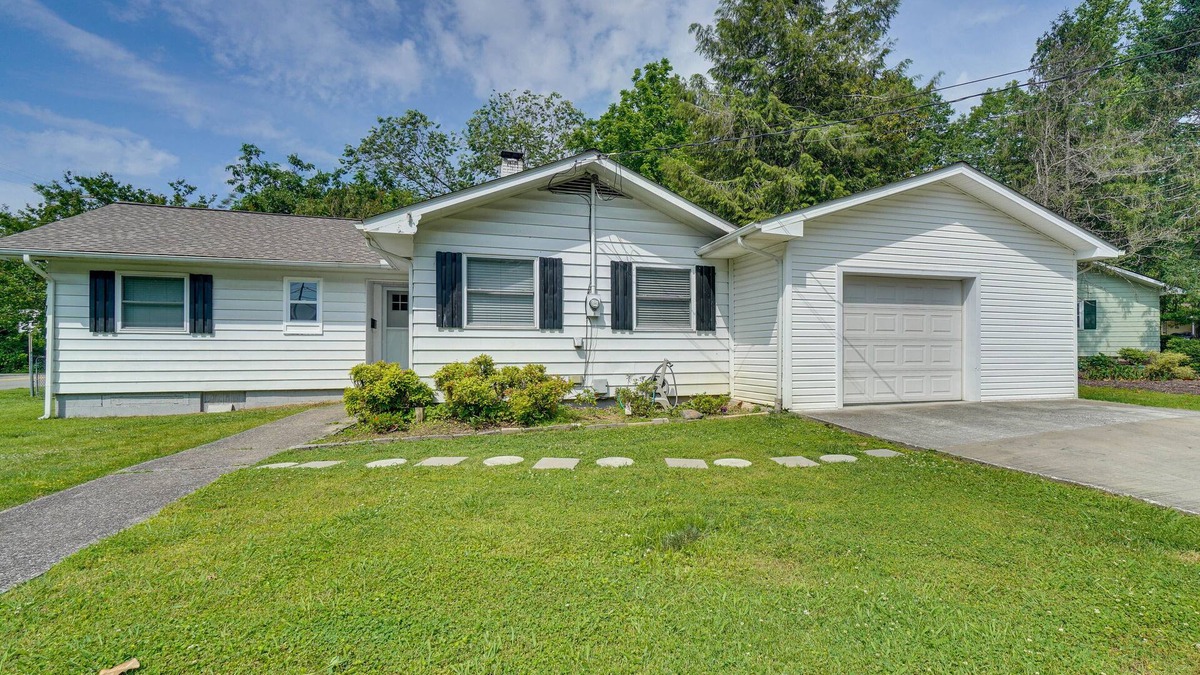 Oak Ridge House | Oak Ridge Retreat w/Porch < 1 Mi to Downtown