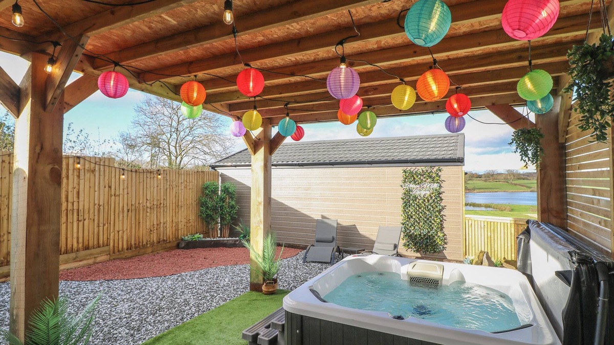 Swadlincote Cottage | OAK, romantic, luxury holiday cottage, with hot tub in Donisthorpe