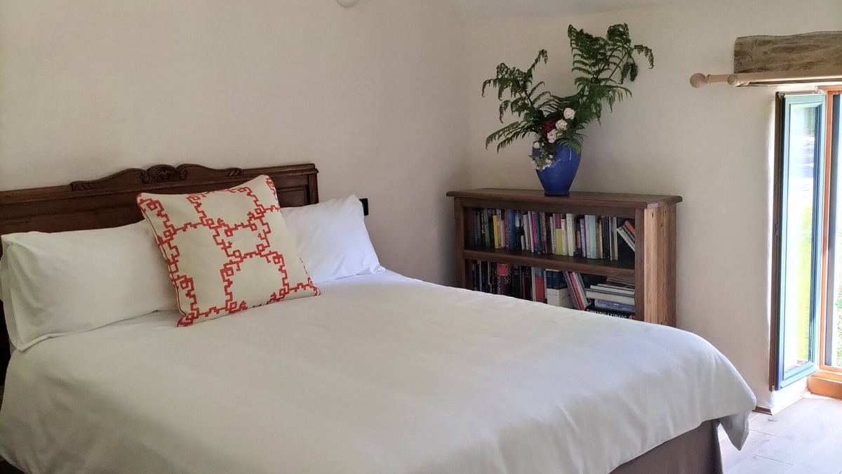 Saint-Gilles-du-Mene Bed & Breakfast | Oak Room All Inclusive Solo Female