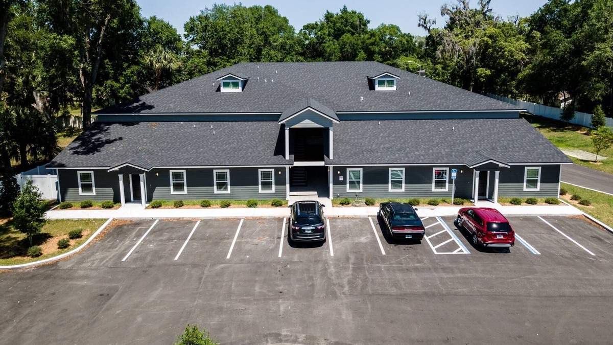 Green Cove Springs Apartment | Oak Street Refuge #4 |Main Floor Apt |SMART TV |Small Dog Friendly |Walkable |Seasonal Town Pool