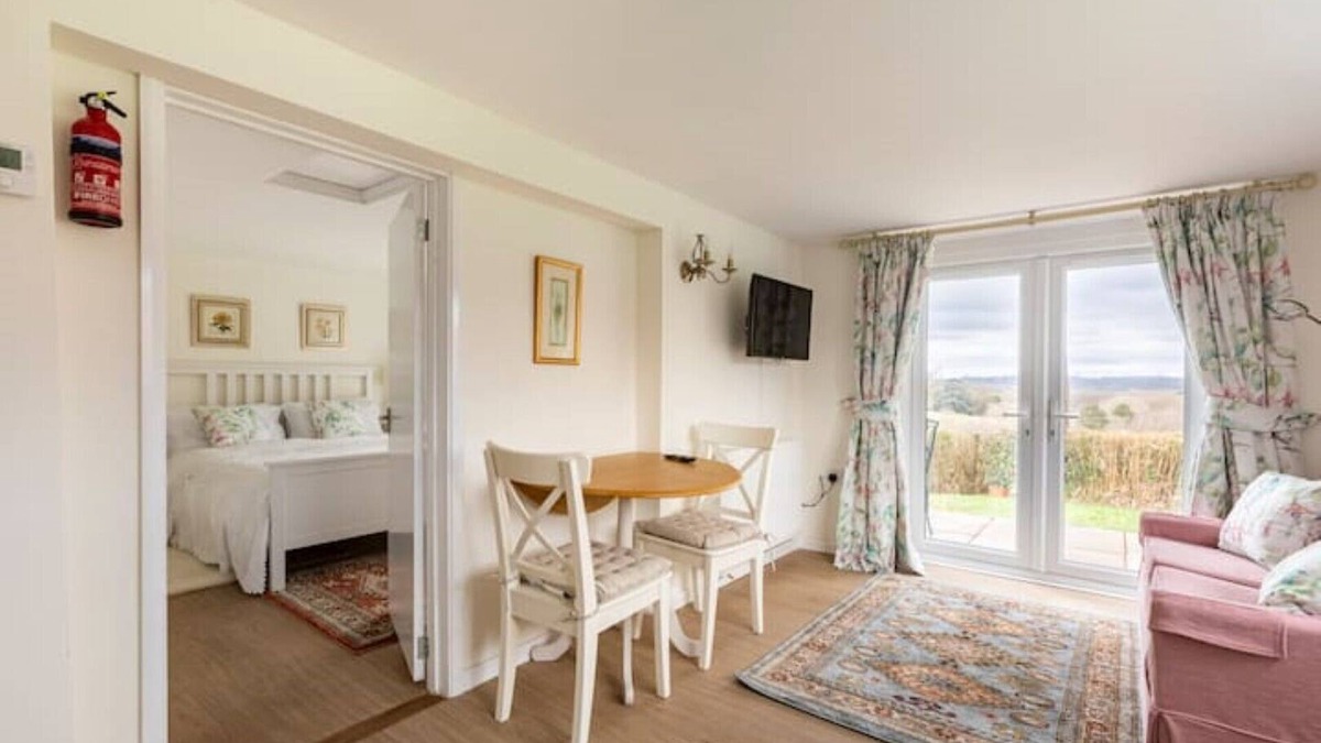 Piltdown Cottage | Oak Tree Cottage is a charming and peaceful cottage with countryside views.