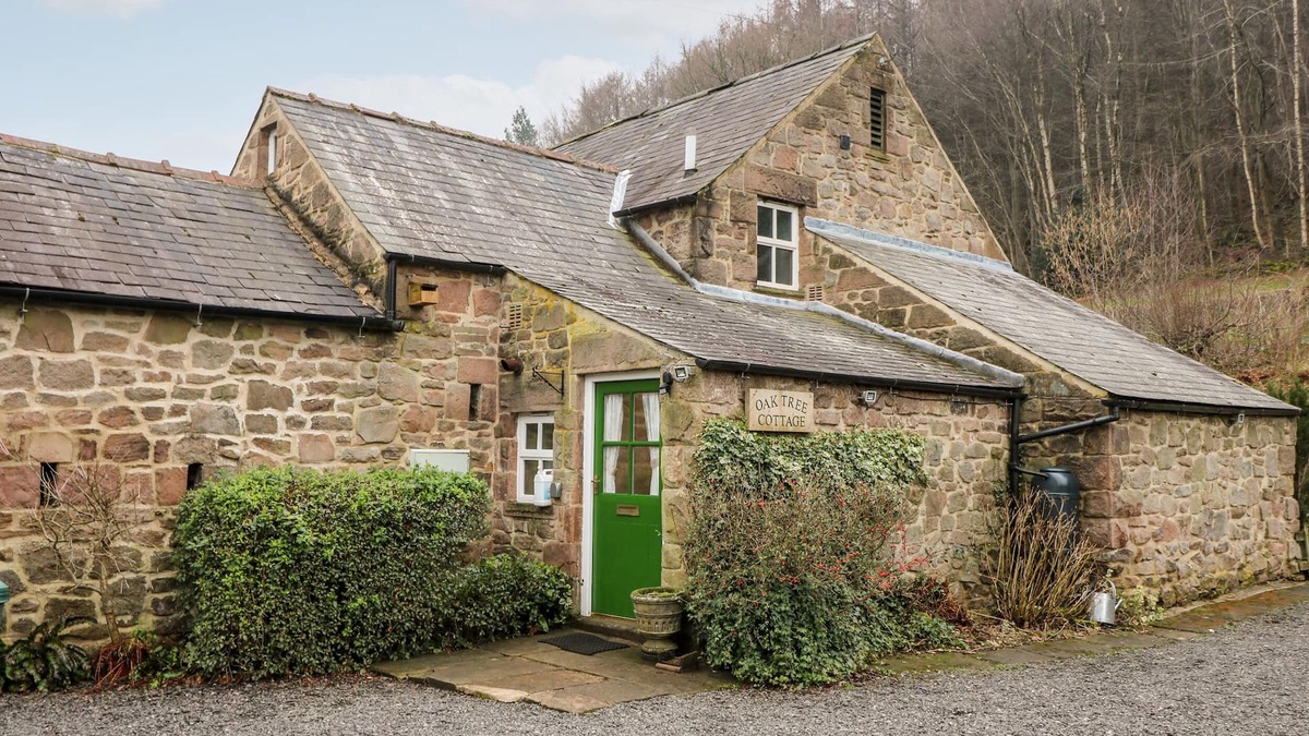 Crich Cottage | OAK TREE COTTAGE, pet friendly, with a garden in Cromford