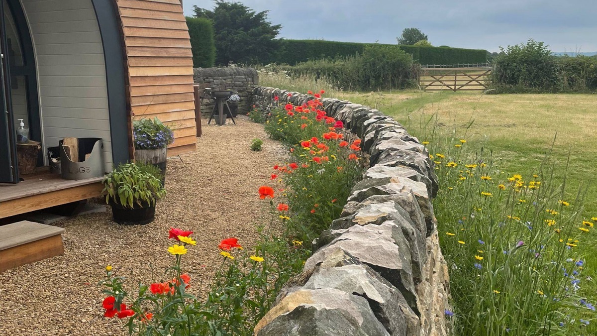 Dronfield Cabin | Oak Tree Retreat - sleeps 2 guests in 1 bedroom