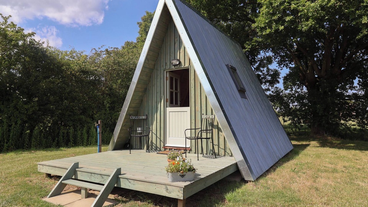 Woodbridge Cottage | OAK TREE, romantic, character holiday cottage in Otley, Suffolk