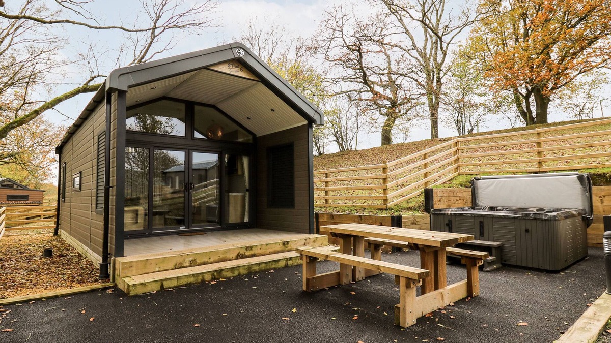 Llandrindod Wells Cottage | OAK TREE VIEW, with hot tub in Rhayader