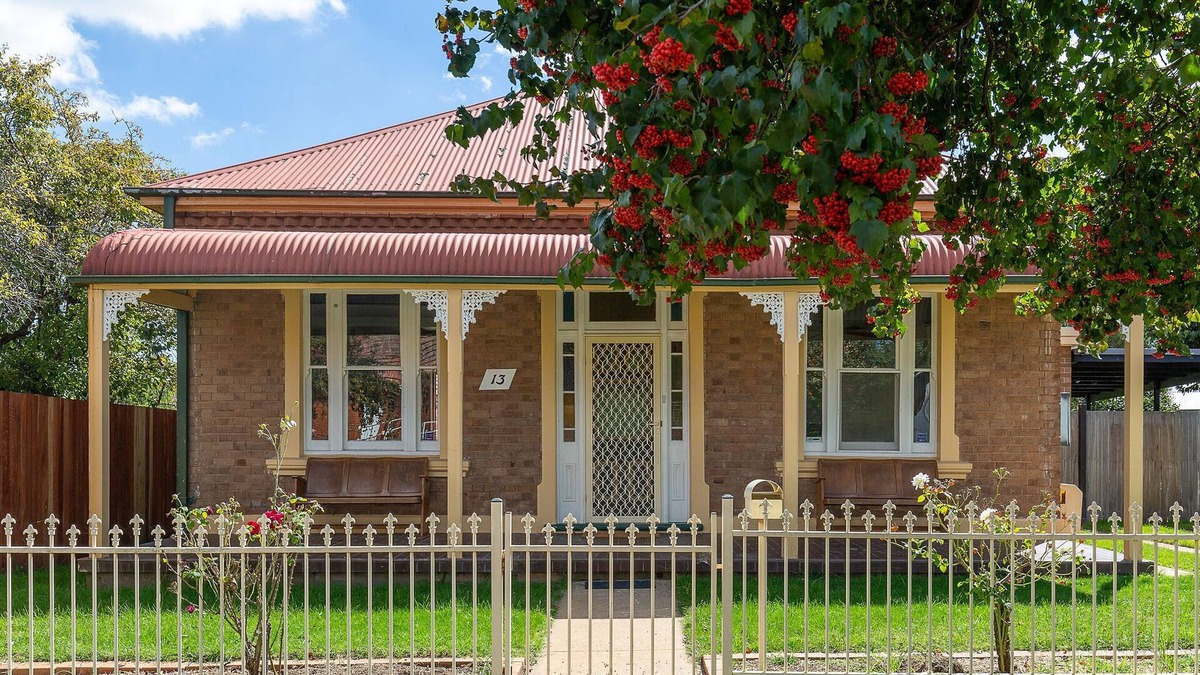 Orange House | Oaken House Home away from home, pet friendlynDiscounted Weekly & Monthly Stayz