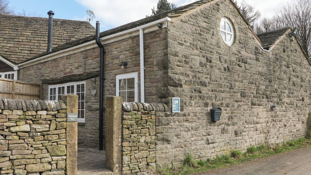 Macclesfield Cottage | OAKENBANK BARN, pet friendly, character holiday cottage in Bollington