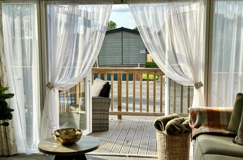 Wilberfoss Apartment | Oakland Lodge with Hot Tub and free parking