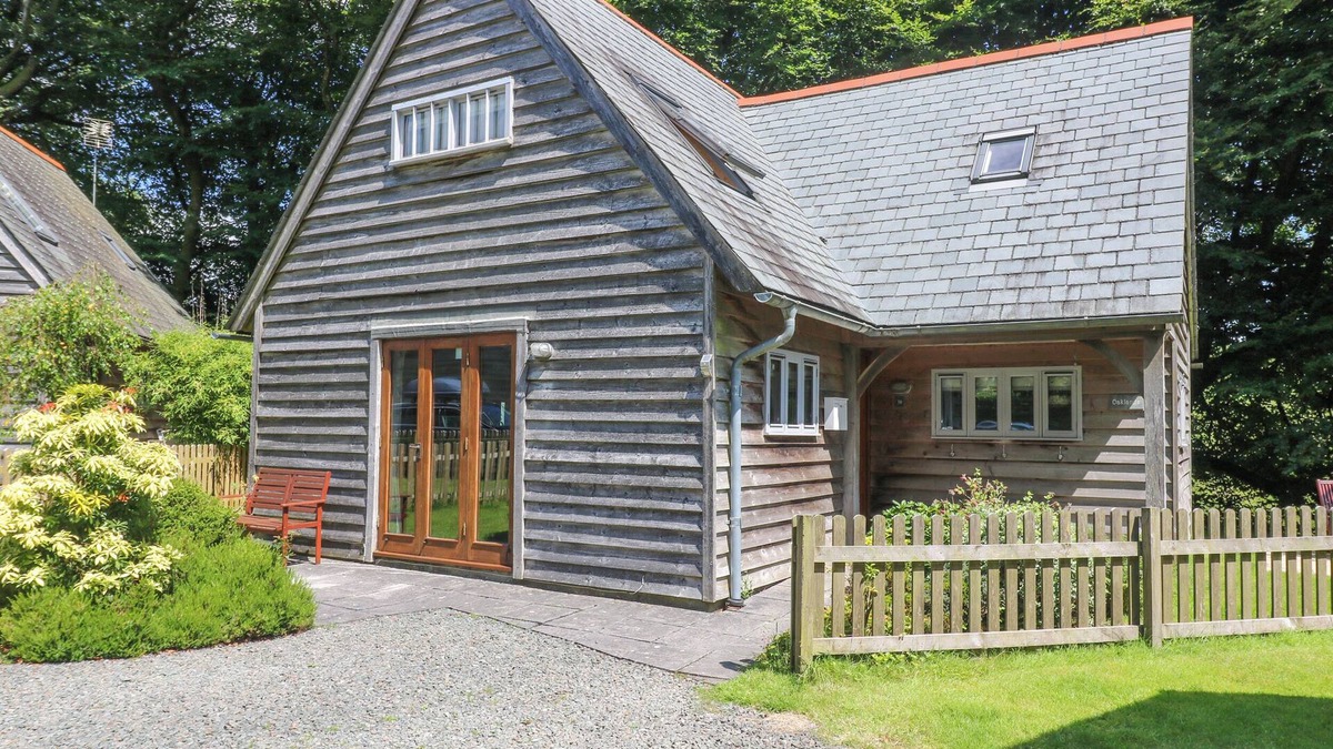 Camelford Cottage | OAKLANDS, pet friendly, with a garden in Camelford