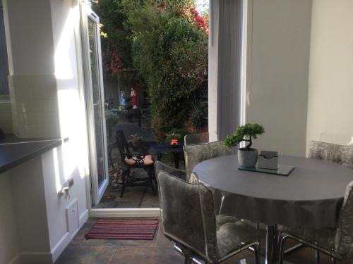 Frampton on Severn Apartment | Oakleigh 1 bed ground floor garden view apartment FREE ONSITE PARKING