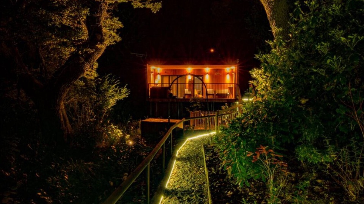 Church Stretton Cabin | OAKS LODGE - Romantic Woodland, Private Hot Tub, Fire Pit, Shropshire Hills AONB