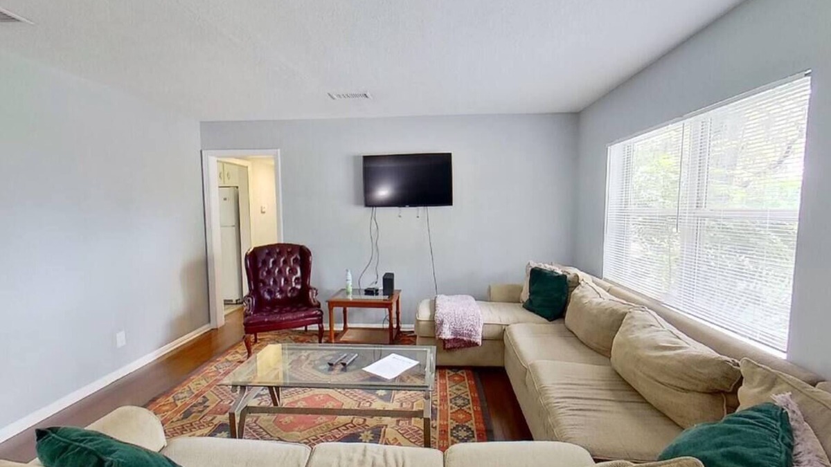 Hyde Park House | ~Oakshade Oasis Sleeps 12 ADA-Friendly Ramp~