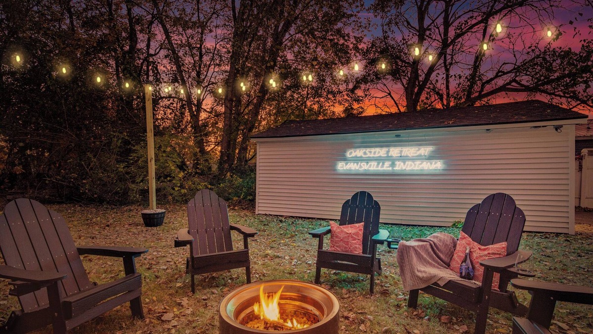 Evansville House | Oakside Retreat – Private Getaway with Huge Yard, Firepit and Game Room