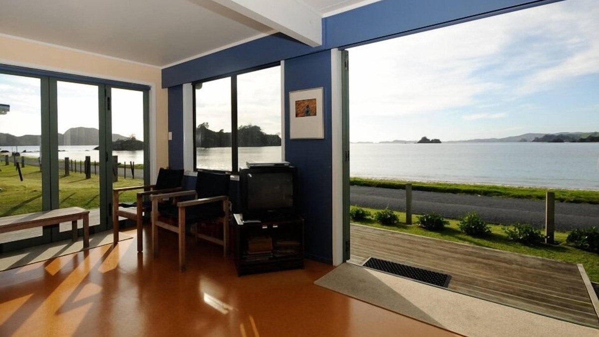 Oakura House | Oakura beachfront, 8 Kayaks, SU Paddleboard, Wifi, Gas fire pit
