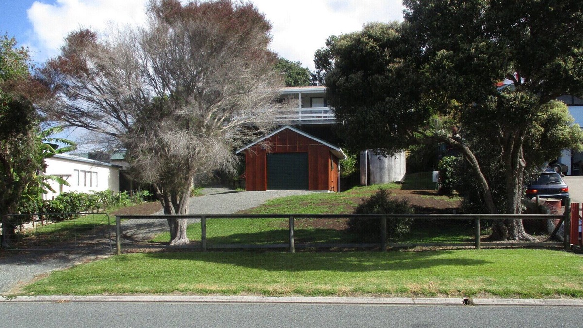 Oakura House | Oakura Lookout is a comfy bach overlooking Oakura with some water views.