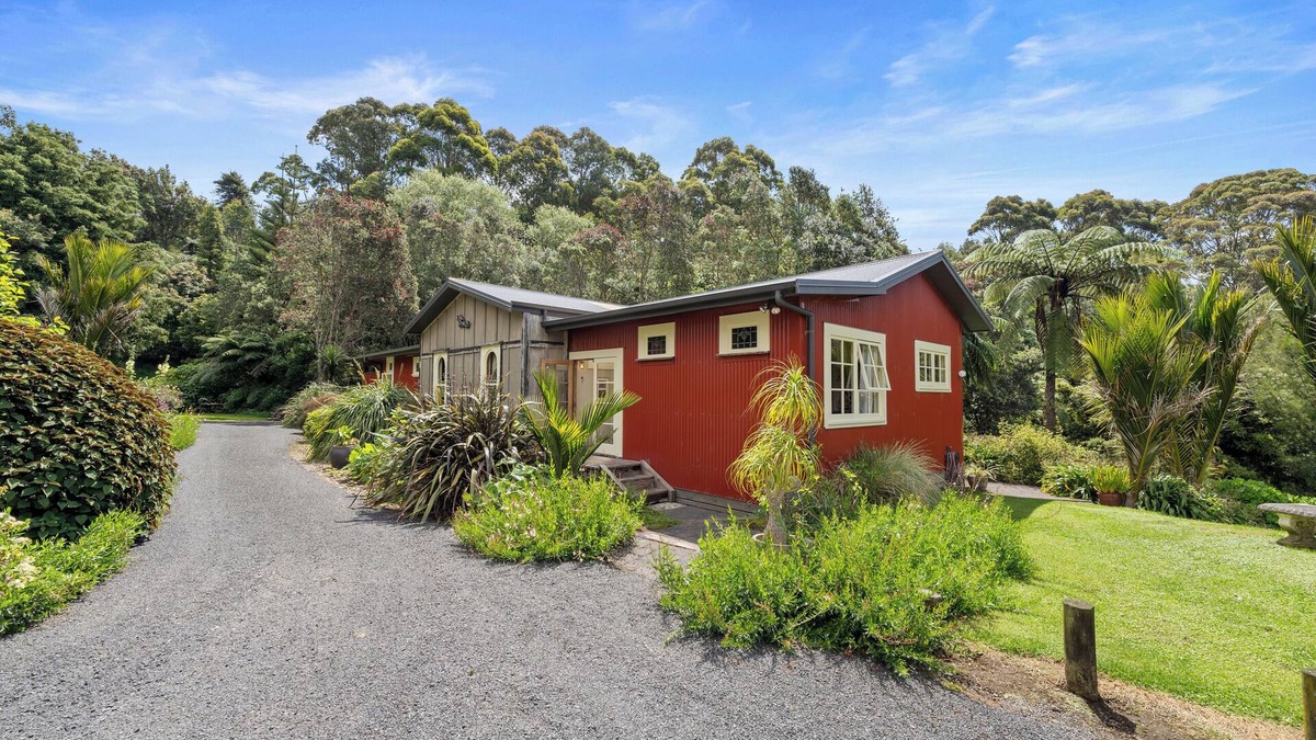 Oakura House | Oakura Pond Cottage - Oakura Holiday Home
