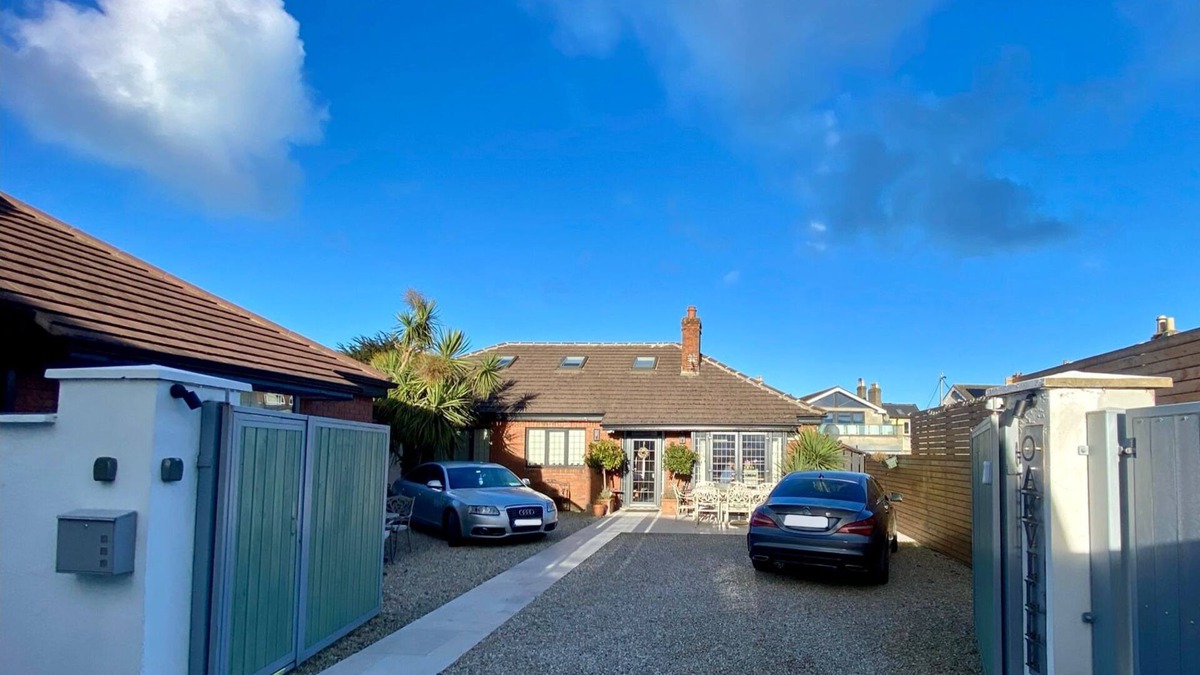 Bray House | Oakville, entire luxury home, close beach, mountains & Dublin City, Adults Only
